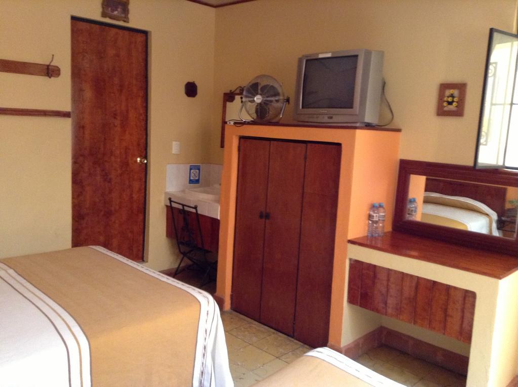Los Faroles Hotel Uruapan (Michoacan) エクステリア 写真