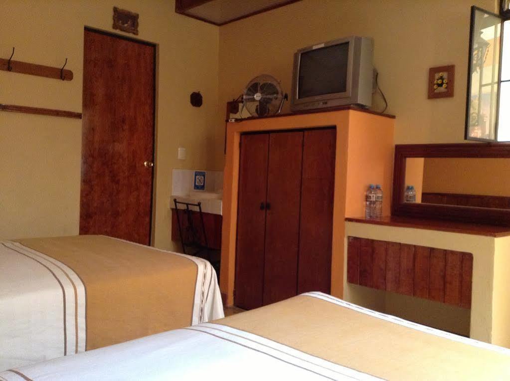 Los Faroles Hotel Uruapan (Michoacan) エクステリア 写真